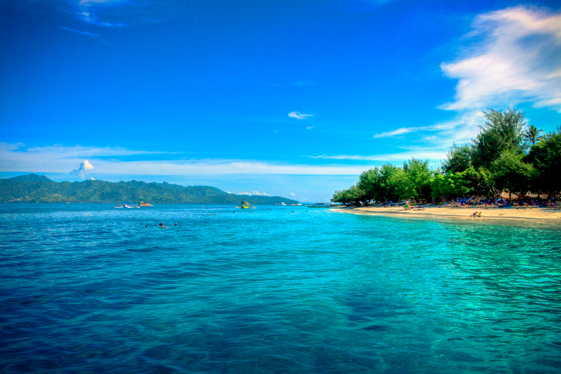 Wisata Pantai Senggigi Di Tanah Lombok, 