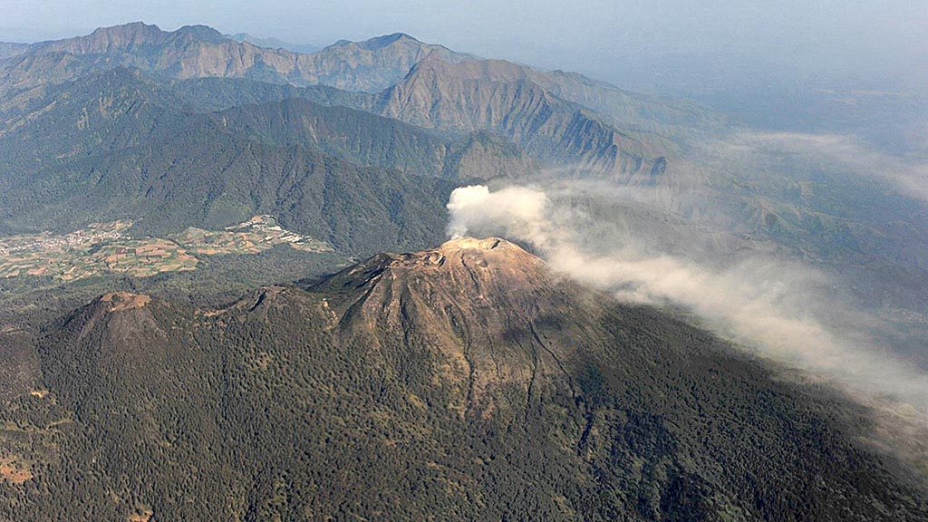 Asap belerang keluar dari puncak Gunung Welirang di  Jawa Timur, Selasa (30/6).  Gunung Welirang adalah sebuah gunung berapi aktif yang terletak di perbatasan Kota Batu dan Kabupaten Mojokerto, Jawa Timur. Gunung ini berada pada satu punggungan yang sama dengan Gunung Arjuno. Seperti di Kawah Ijen, masyarakat setempat juga menambang belerang di Gunung Welirang. Kompas/Hendra A Setyawan (HAS) 30-06-2015