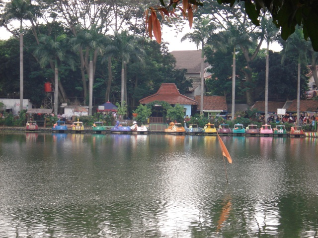 Main sampan di Danau Setu Babakan