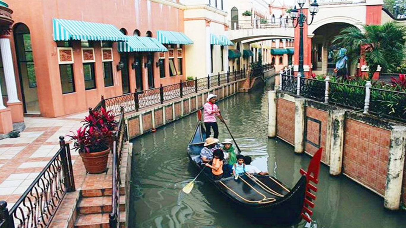 3. Little Venice Kota Bunga Puncak Bogor Indonesia Itu